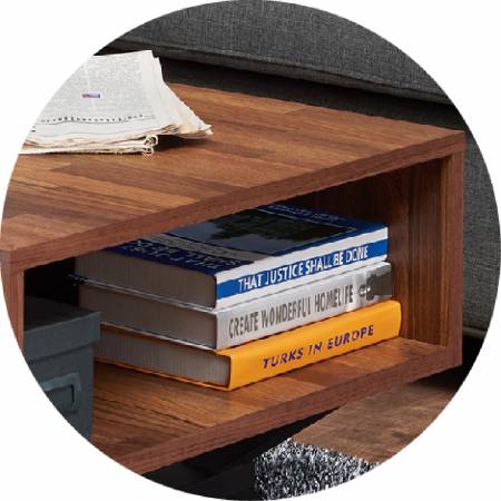 Bal és jobb oldali nyitott tárolóhely.